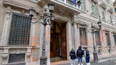 Una protesta ecologista cubre con pintura rosa la fachada del Senado italiano.