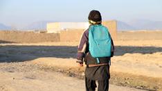 Un niño afgano va a clase, en una foto de archivo.