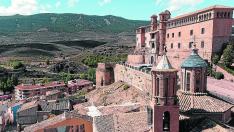 El castillo del Papa Luna preside el casco urbano de Illueca desde un altozano.