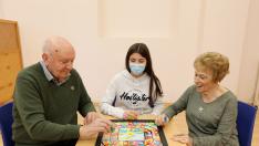 Marino, Esther y María Dolores, ante una partida al juego de la Oca en la residencia.