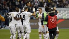 Los jugadores del Real Madrid celebran la victoria ante el Valencia, al término del partido de semifinales de la Supercopa