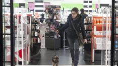 Un perro en una tienda en Zaragoza.
