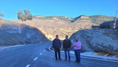 El diputado Alberto Izquierdo -izquierda- junto al alcalde de Tronchón, Roberto Rabaza, y el alcalde de Villarluengo Juan Ramón Tena, en una visita a la carretera