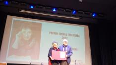 Elena Gusano ha recibido el galardón de manos del director general de Política Lingüística del Gobierno de Aragón