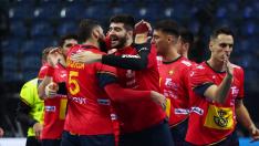 La selección española celebra el triunfo ante Montenegro en el estreno en el Mundial de balonmano
