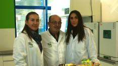 Lorena Requena (izda.), Jaume Florensa y María Campodarbe, socios fundadores de Pips Nature, en el laboratorio.