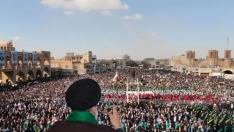 El presidente iraní, Ebrahim Raisi, habla a la multitud durante su visita a la ciudad de Yazd