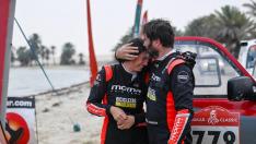 Lidia Ruba y su marido, Juan Morera, tras llegar a la meta del Dakar.
