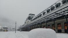 La nevada dejó espectaculares imágenes el lunes en la estación de Canfranc.