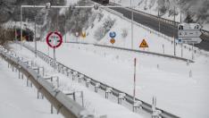 El primer gran temporal deja nevado el norte y complicaciones en carreteras