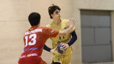Pablo Urdangarín es defendido por Miguel Salmerón (Casademont Zaragoza).