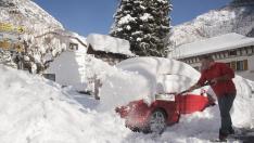 Las localidades del Pirineo (en la foto, Canfranc) despejan estos días las calles ante el riesgo de que la nieve se congele por la llegada del frío.