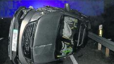 El coche causante del accidente quedó volcado en la carretera tras la colisión mortal.