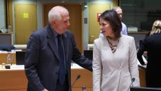Josep Borrell, representante de Asuntos Exteriores en Europa, junto a la ministra de exteriores belga Annalena Baerbock.