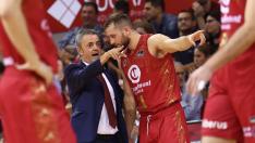 Porfirio Fisac, entrenador del Casademont Zaragoza, da instrucciones al base Marcel Ponitka.