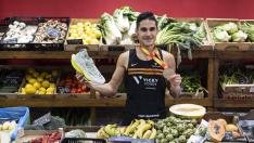 Jesús Olmos posa sonriente con la medalla de campeón de España en su frutería.