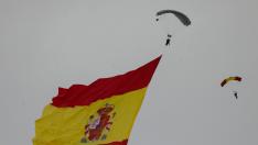 Un paracaidista con la bandera de España más grande jamás desplegada.