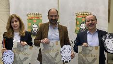 Belinda Pallás, Fernando Torres y José Antonio Pérez, con el cartel, caretas y velas que se repartirán