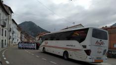 Los vecinos de Montalbán, con una pancarta contra el recorte de paradas, bloquearon el camino al bus.