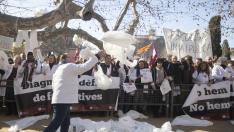 Miles de médicos se manifiestan en Barcelona en el segundo día de huelga