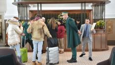 Los primeros clientes y los curiosos que han podido acceder al vestíbulo, abierto al público.