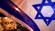 Imagen de Netanyahu en la calle, junto a una bandera israelí