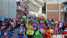 Una edición anterior del desfile de disfraces de Mequinenza en Santa Águeda.