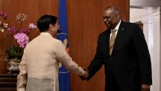 El secretario de defensa de EE. UU. estrecha la mano del presidente filipino