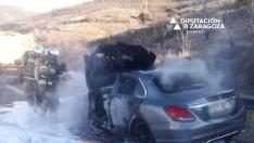 Los Bomberos de la DPZ sofoca el incendio de un coche en la A-2.
