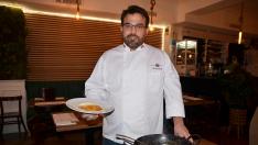 Felipe López con la receta emplatada de arroz caldoso de gambones y chipirones.