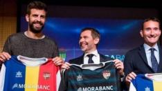 Gerard Piqué (izda.), en el acto de compra del FC Andorra en diciembre de 2018, hace cuatro años.HA