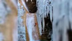 Descenso por la cascada de Orós Bajo, en Huesca, completamente helada