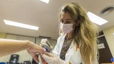 La dermatóloga Sara Martínez, del Clínico, revisa a un paciente.