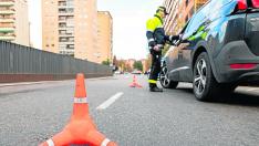 Un control de la Policía Local en la calle de Violante de Hungría de Zaragoza.