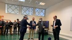 El consejero de Educación, Felipe Faci, y el presidente de Aragón, Javier Lambán, prueban las gafas de realidad virtual.