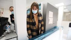 La consejera de sanidad Sira Repollés en su visita al nuevo laboratorio del Hospital Obispo Polanco en Teruel.