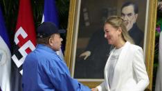 El presidente de Nicaragua, Daniel Ortega, saluda a la nueva embajadora de España en el país, la jaquesa Pilar María Terrén Lalana.