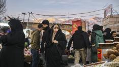 Una mujer pasea por el Bazar de Tajrish, en el norte de Teherán.