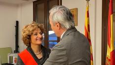 Ana Irigoyen recibe el saludo de Jorge Azcón tras tomar posesión como alcaldesa de Gurrea de Gállego.