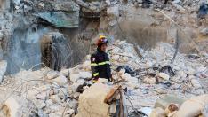 Un bombero contempla la destrucción en Alepo