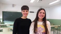 Esther Calvo, intérprete de lengua de signos, con Carlota Martínez, alumna de 4º de la ESO con discapacidad auditiva, en su clase del IES Ítaca de Zaragoza.