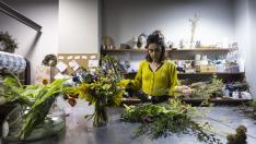 María Aliaga, preparando un ramo de flores.