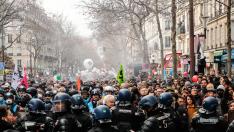 La policía contiene las manifestaciones celebradas este sábado en Francia contra la reforma de las pensiones de Macron.