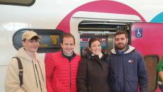 Eloy, Martín, María y Francisco José, a punto de subirse al tren del amor, este lunes en Zaragoza.