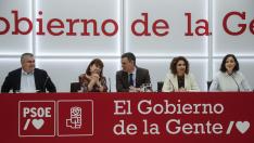 Pedro Sánchez, Cristina Narbona, Santos Cerdán, María Jesús Montero, Andrea Fernández al inicio de la reunión de la Ejecutiva Federal del PSOE este lunes.