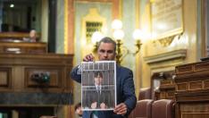 Ortega Smith junto al fotomontaje de Puigdemont en el Congreso.