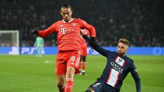 Sergio Ramos trata de cortar la progresión de Leroy Sane en el partido del PSG contra el Bayern Munich