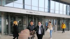 Aurora Remón con su bebé y su pareja, a la salida del Registro Civil de Zaragoza este martes.