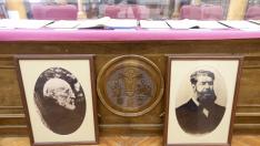 Las fotos de Ramón y Cajal y Joaquín Costa, dos de sus exalumnos ilustres, con motivo de una exposición en el instituto.