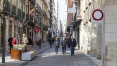 La remozada calle San Miguel ya ha mostrado su nueva cara. Este martes por la mañana el alcalde de Zaragoza Jorge Azcón ha presentado rel resultado de unas obras que se han prolongado durante casi un año. Un tiempo que ha resultado duro para comerciantes y vecinos.